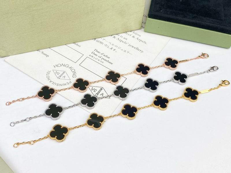 Van Cleef & Arpels bracelet 12yxq13 (9)