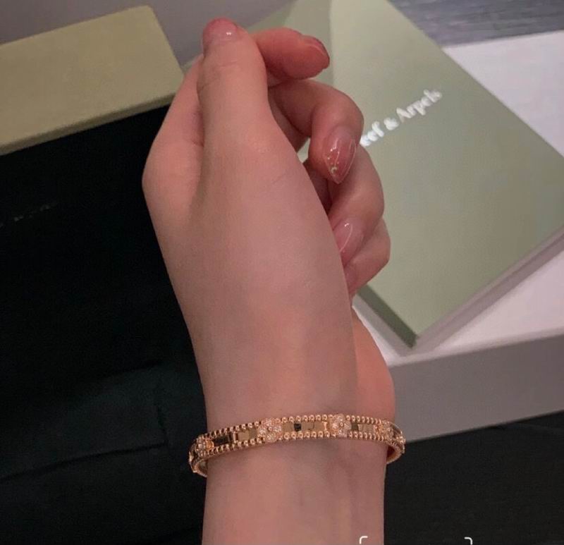 Van Cleef & Arpels bracelet 12yxq16 (3)