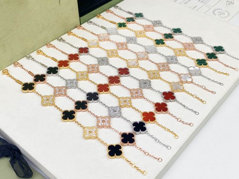 Van Cleef & Arpels bracelet 12yxq21 (8)