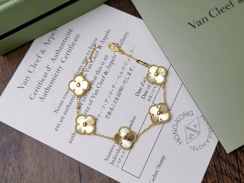 Van Cleef & Arpels bracelet 12yxq22 (4)