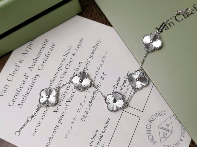 Van Cleef & Arpels bracelet 12yxq22 (5)