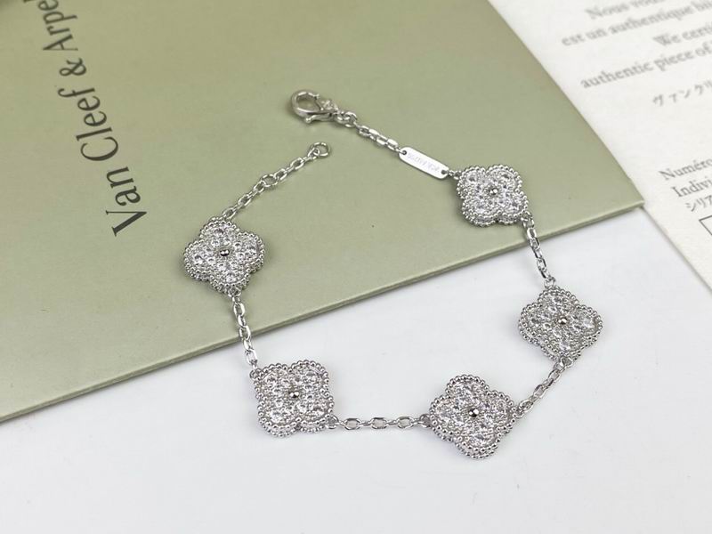 Van Cleef & Arpels bracelet 12yxq23 (4)