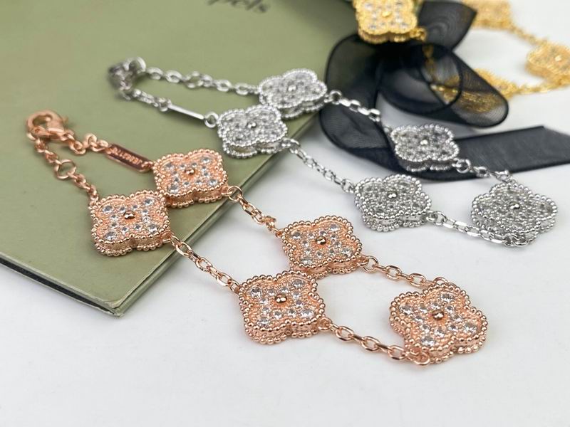 Van Cleef & Arpels bracelet 12yxq23 (9)