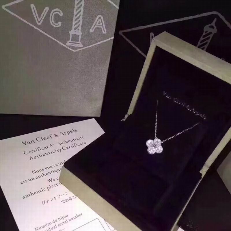 Van Cleef & Arpels necklace 12yxq02 (1)