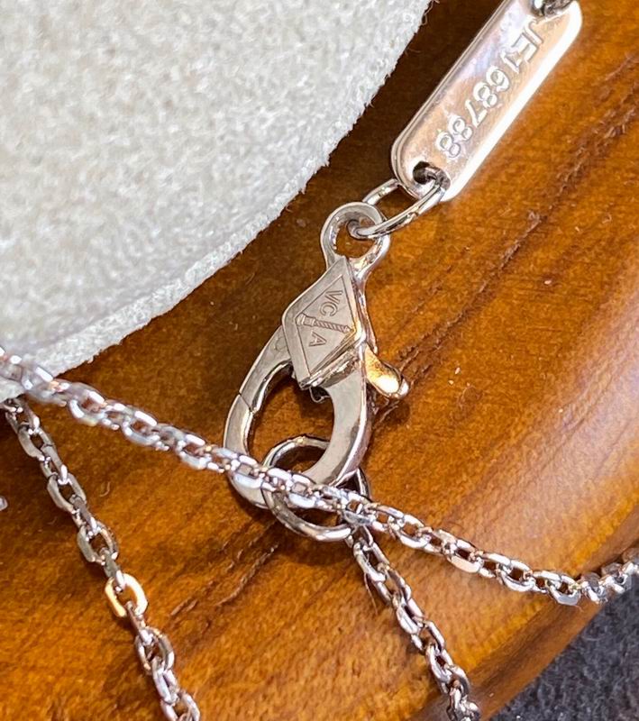 Van Cleef & Arpels necklace 12yxq04 (6)