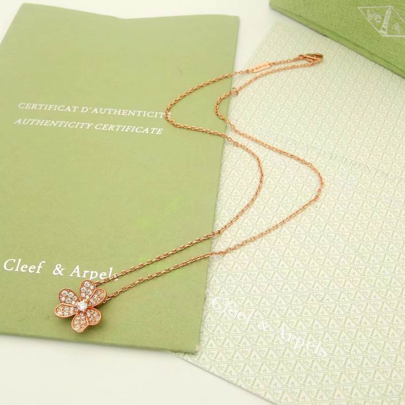 Van Cleef & Arpels necklace 12yxq09 (6)