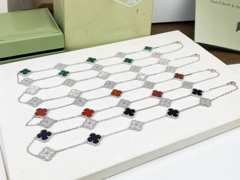 Van Cleef & Arpels necklace 12yxq12 (2)