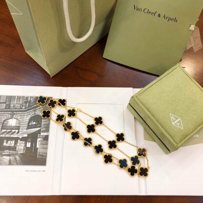 Van Cleef & Arpels necklace 12yxq18 (1)