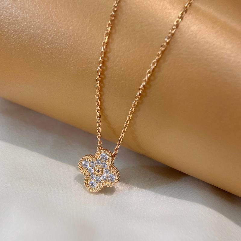 Van Cleef & Arpels necklace 12yxq19 (2)