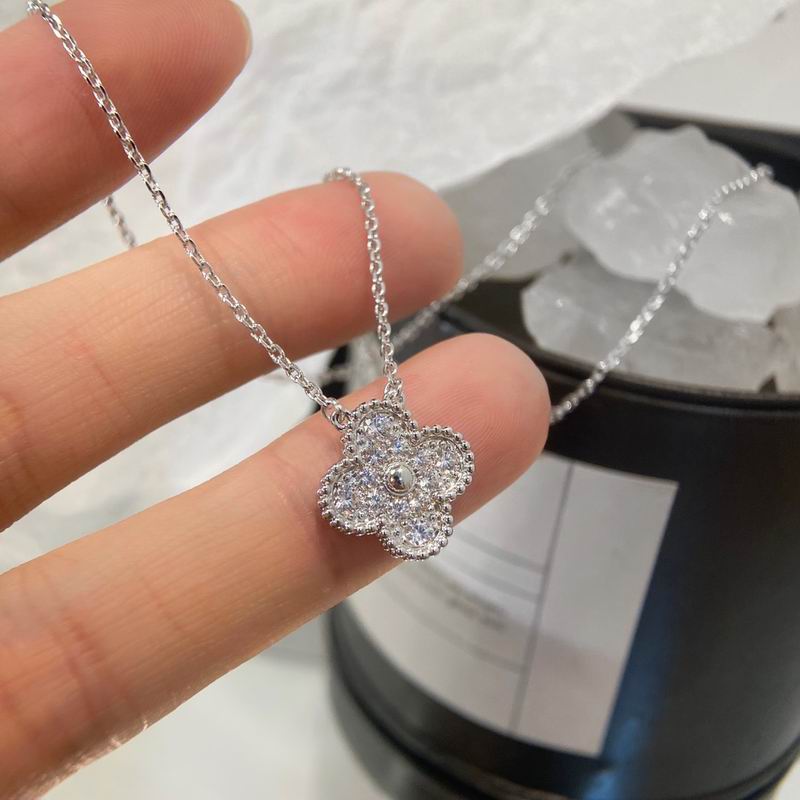 Van Cleef & Arpels necklace 12yxq19 (6)