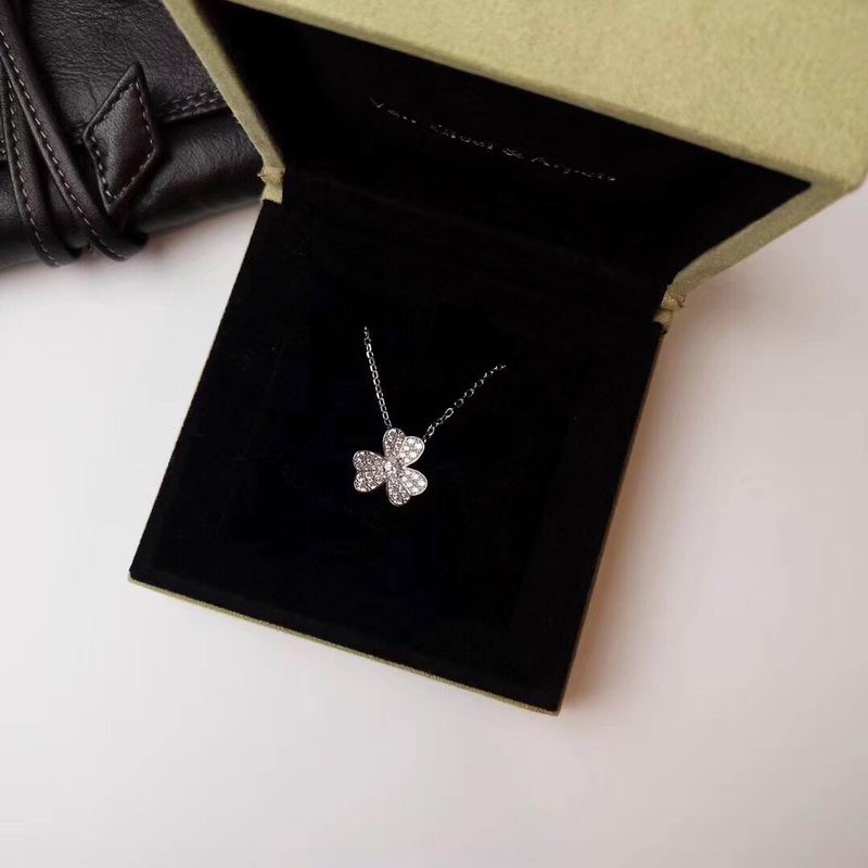 Van Cleef & Arpels necklace 12yxq20 (2)