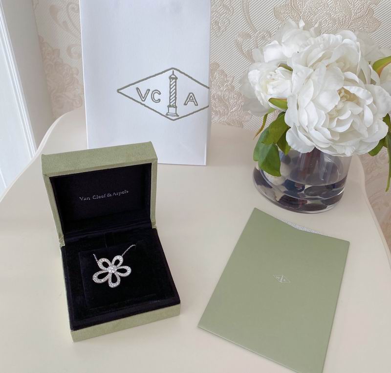 Van Cleef & Arpels necklace 12yxq21 (2)