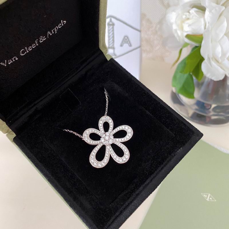 Van Cleef & Arpels necklace 12yxq21 (3)