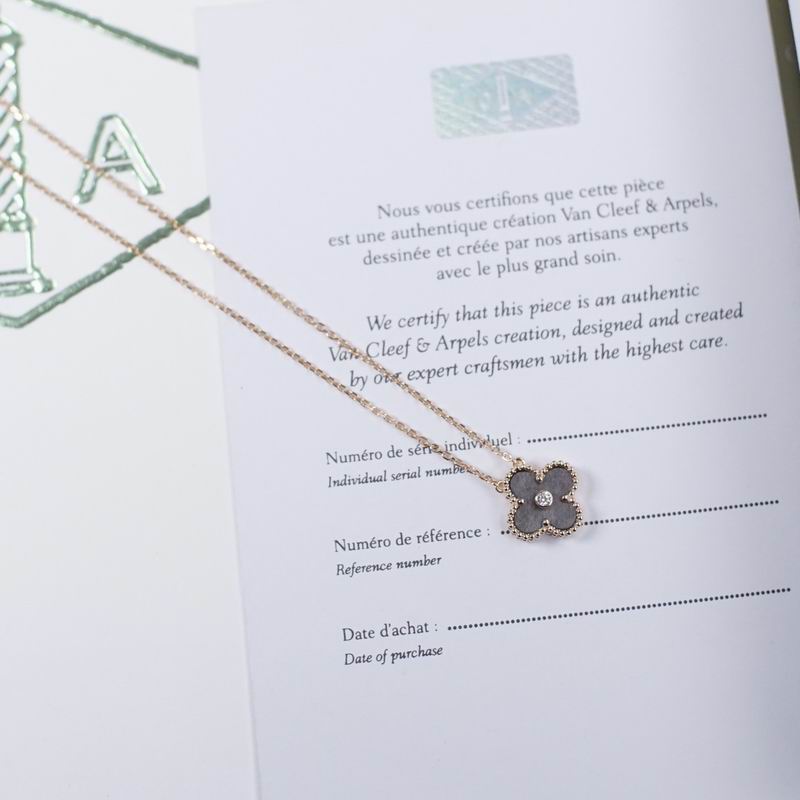 Van Cleef & Arpels necklace 12yxq26 (1)