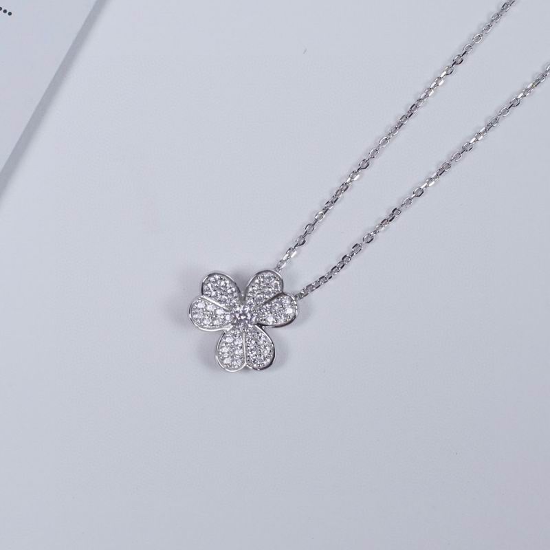 Van Cleef & Arpels necklace 12yxq27 (2)