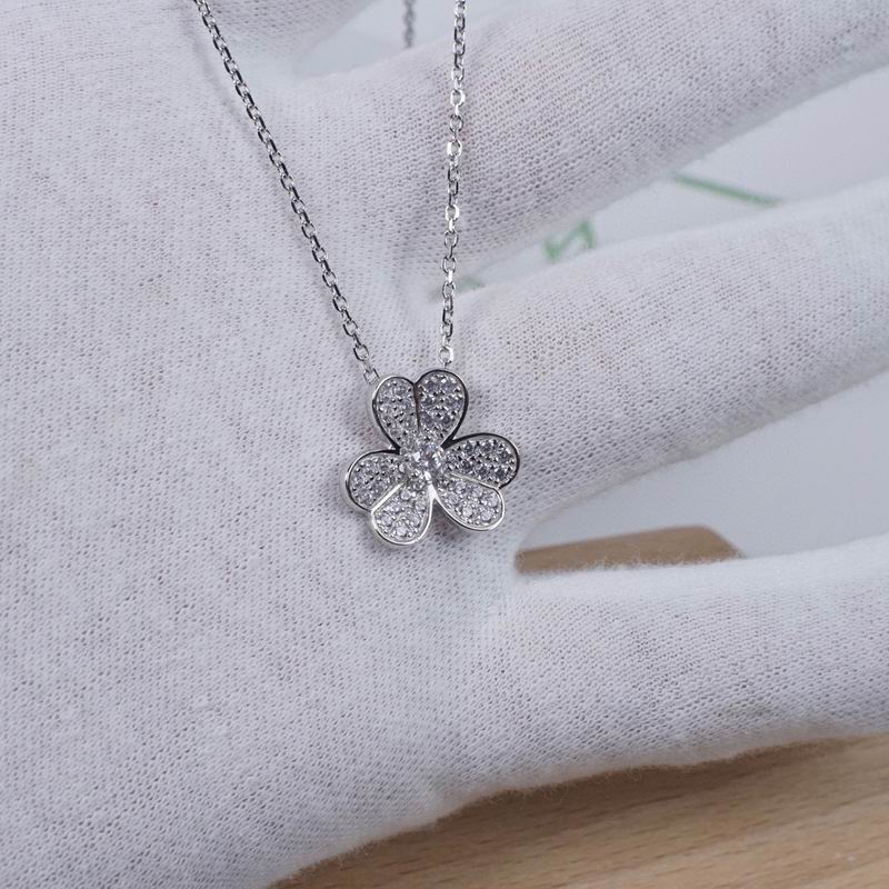 Van Cleef & Arpels necklace 12yxq27 (4)