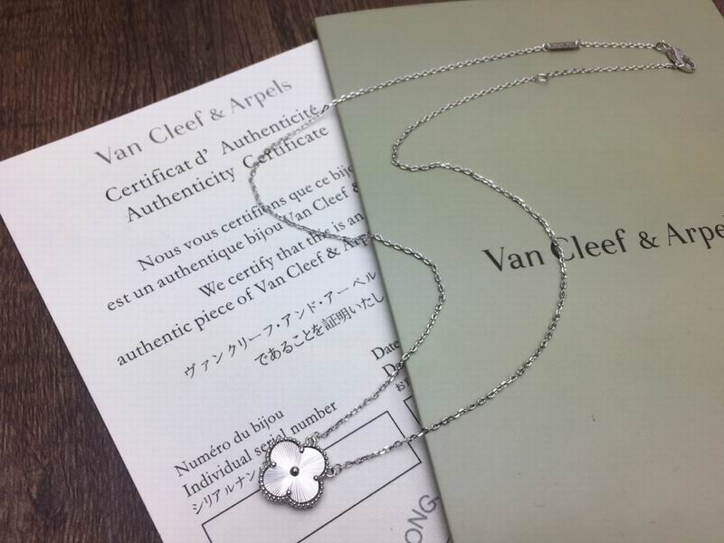 Van Cleef & Arpels necklace 12yxq32 (2)