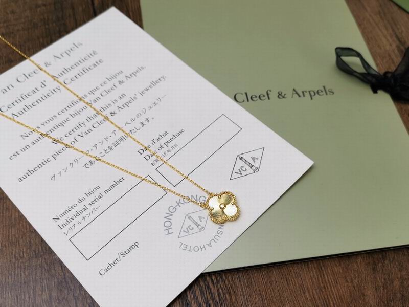 Van Cleef & Arpels necklace 12yxq39 (2)