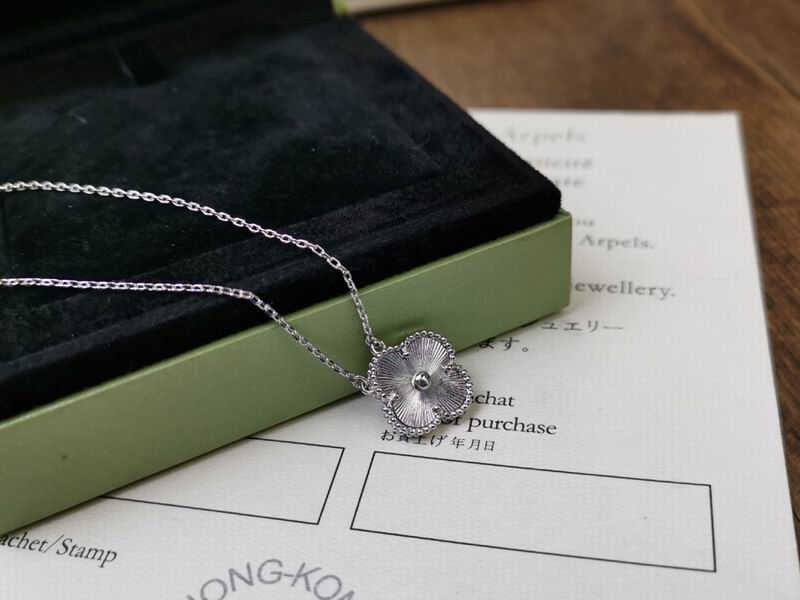 Van Cleef & Arpels necklace 12yxq39 (4)