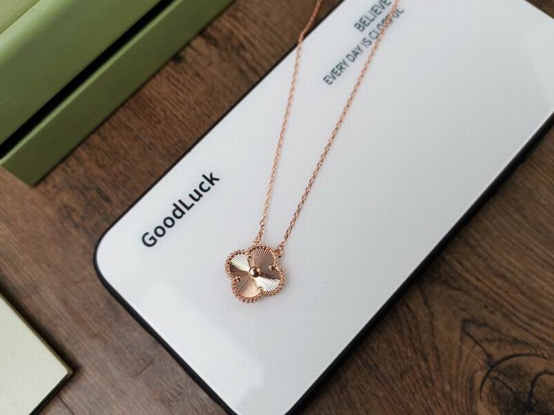 Van Cleef & Arpels necklace 12yxq39 (8)