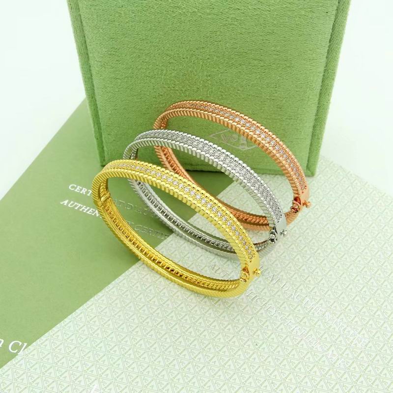 Van Cleef & Arpels suits 09yxq01 (2)