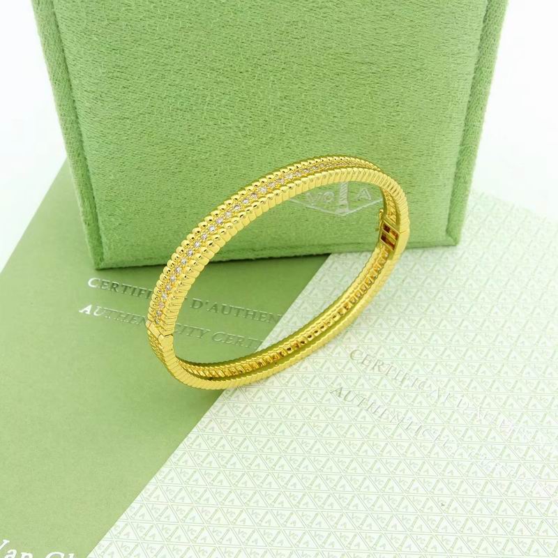 Van Cleef & Arpels suits 09yxq01 (4)