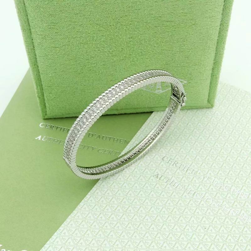 Van Cleef & Arpels suits 09yxq01 (6)