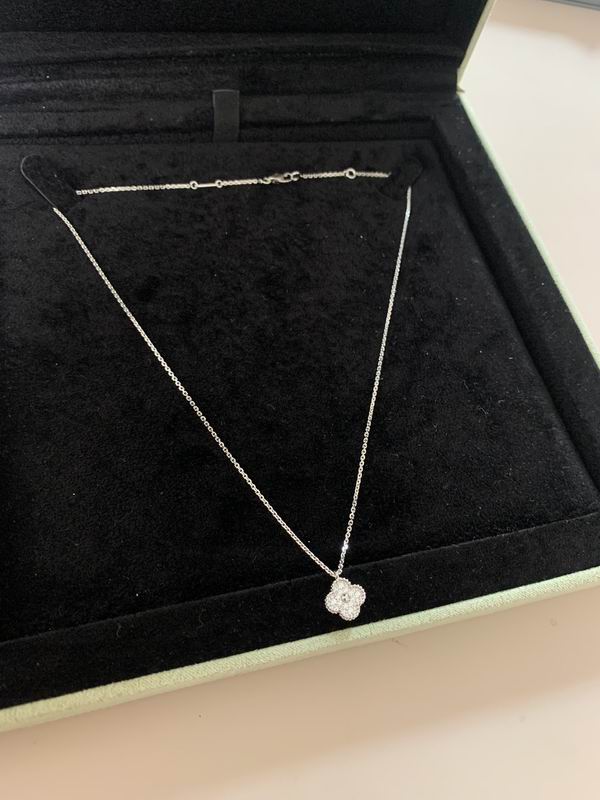 Van Cleef & Arpels suits 09yxq02 (2)