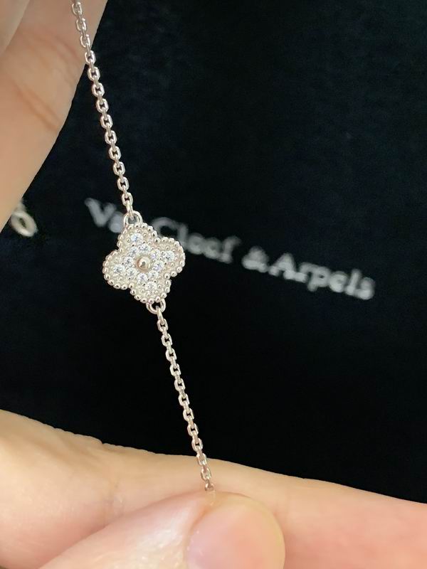 Van Cleef & Arpels suits 09yxq02 (3)