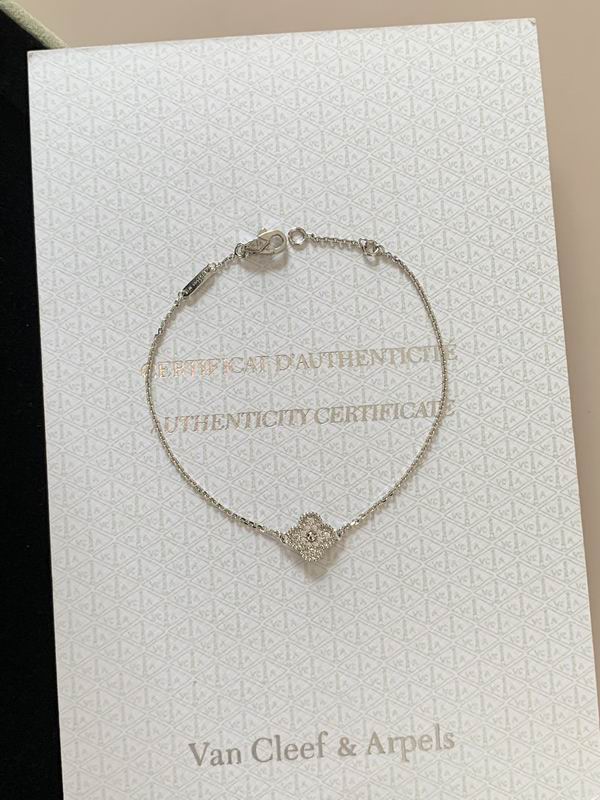 Van Cleef & Arpels suits 09yxq02 (4)