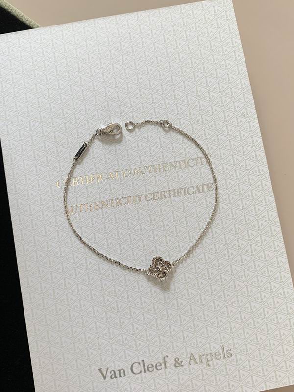 Van Cleef & Arpels suits 09yxq02 (5)