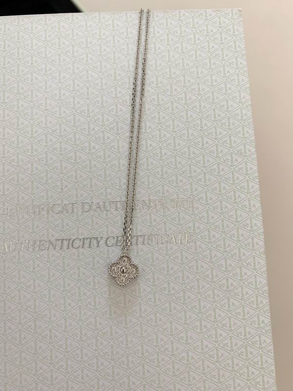 Van Cleef & Arpels suits 09yxq02 (6)