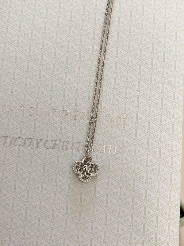 Van Cleef & Arpels suits 09yxq02 (7)