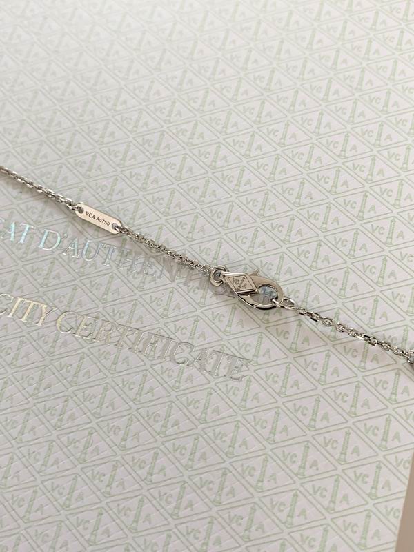 Van Cleef & Arpels suits 09yxq02 (8)