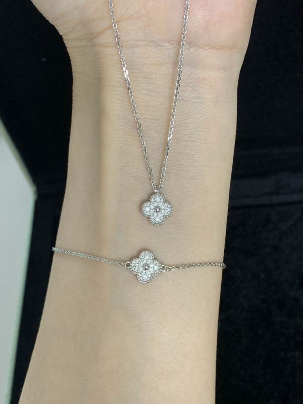 Van Cleef & Arpels suits 09yxq02 (9)