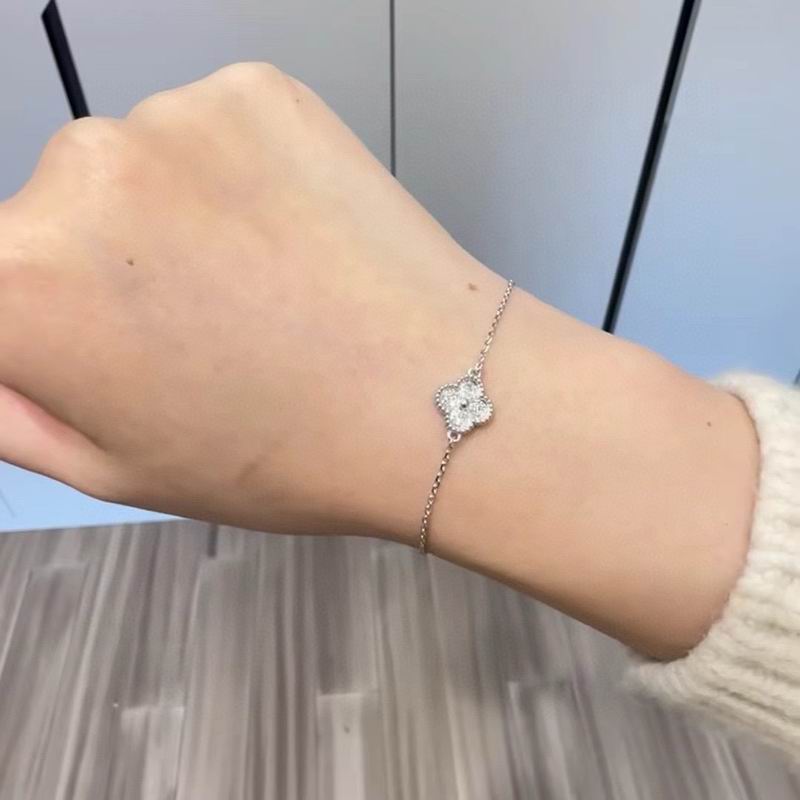 Van Cleef & Arpels suits 09yxq03 (4)