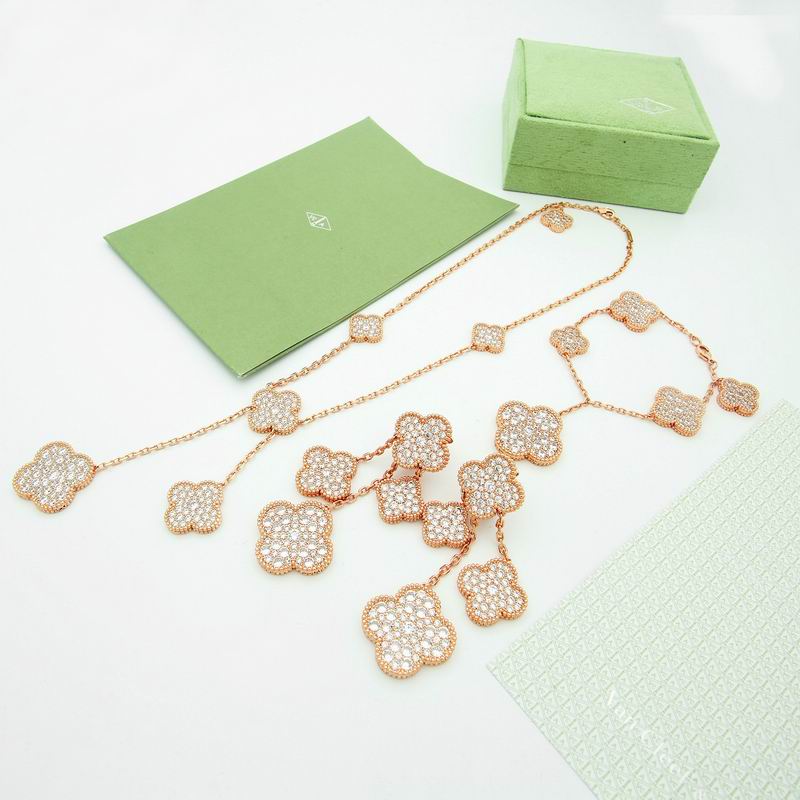 Van Cleef & Arpels suits 10yxq01 (1)