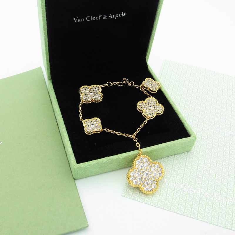 Van Cleef & Arpels suits 10yxq01 (5)