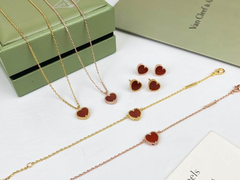 Van Cleef & Arpels suits 10yxq02 (1)