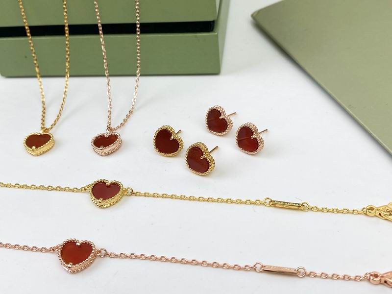 Van Cleef & Arpels suits 10yxq02 (3)