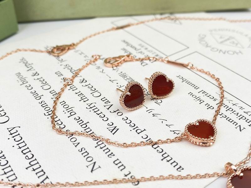 Van Cleef & Arpels suits 10yxq02 (4)