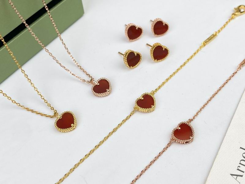 Van Cleef & Arpels suits 10yxq02 (5)