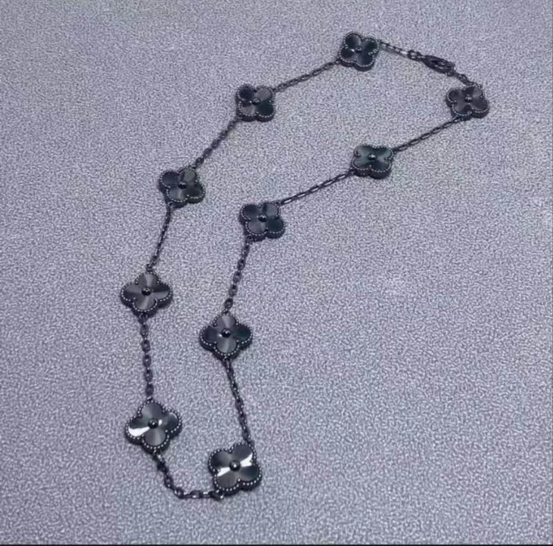 Van Cleef & Arpels suits 10yxq03 (1)