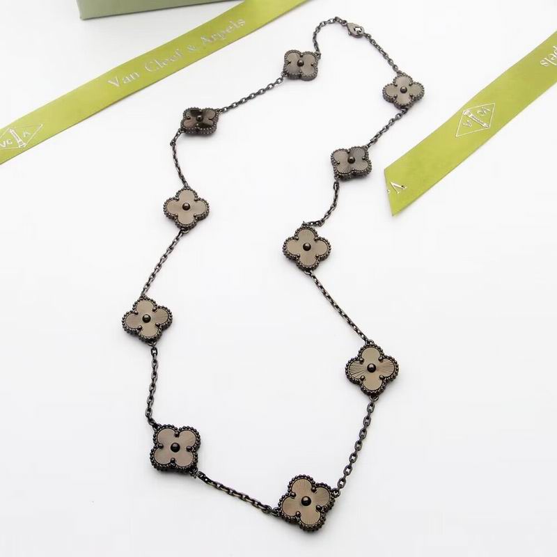 Van Cleef & Arpels suits 10yxq03 (3)