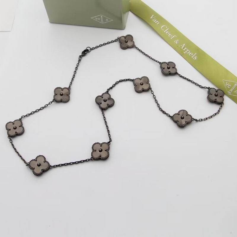 Van Cleef & Arpels suits 10yxq03 (5)