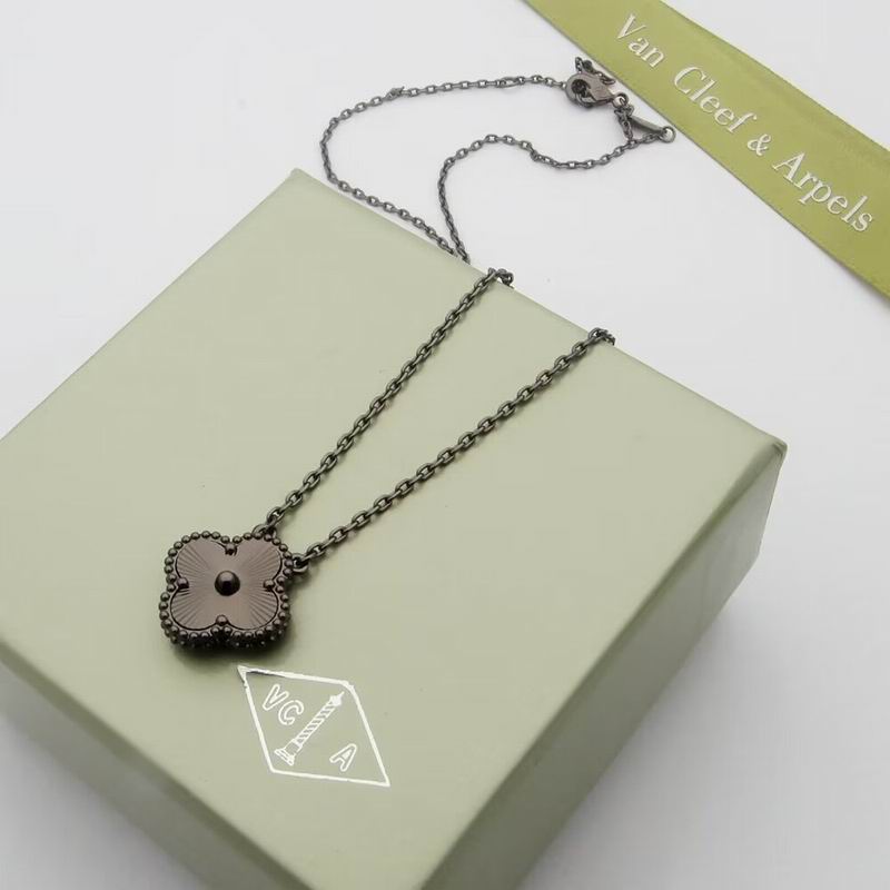 Van Cleef & Arpels suits 10yxq03 (7)