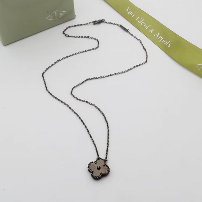 Van Cleef & Arpels suits 10yxq03 (8)