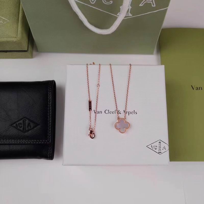 Van Cleef & Arpels suits 12yxq03 (1)