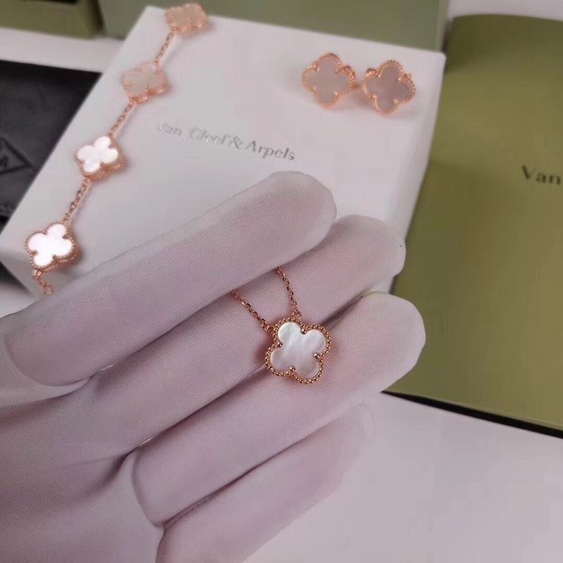 Van Cleef & Arpels suits 12yxq03 (2)