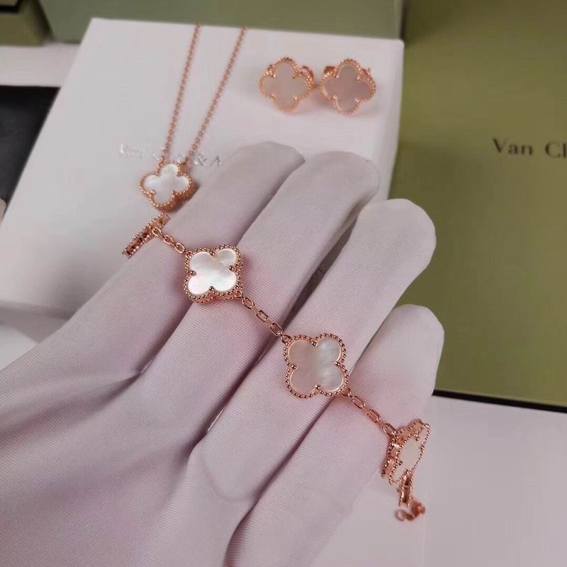 Van Cleef & Arpels suits 12yxq03 (3)